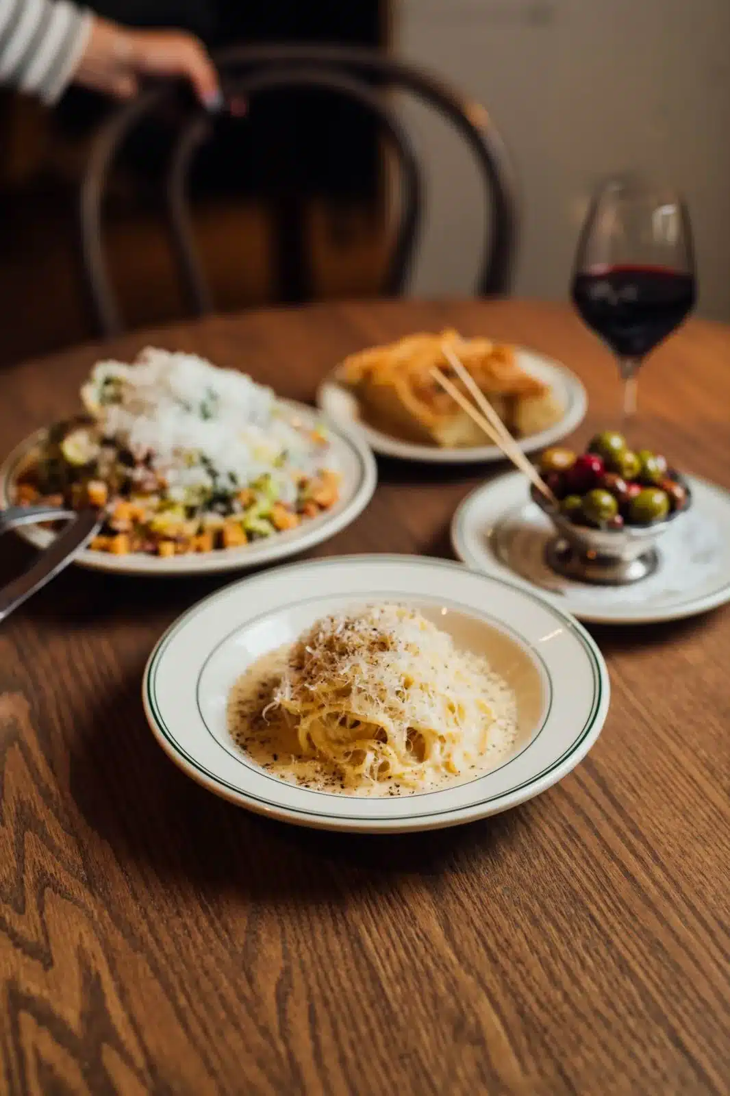 Cacio e pepe et vin rouge, restaurant italien du Mile End à Montréal