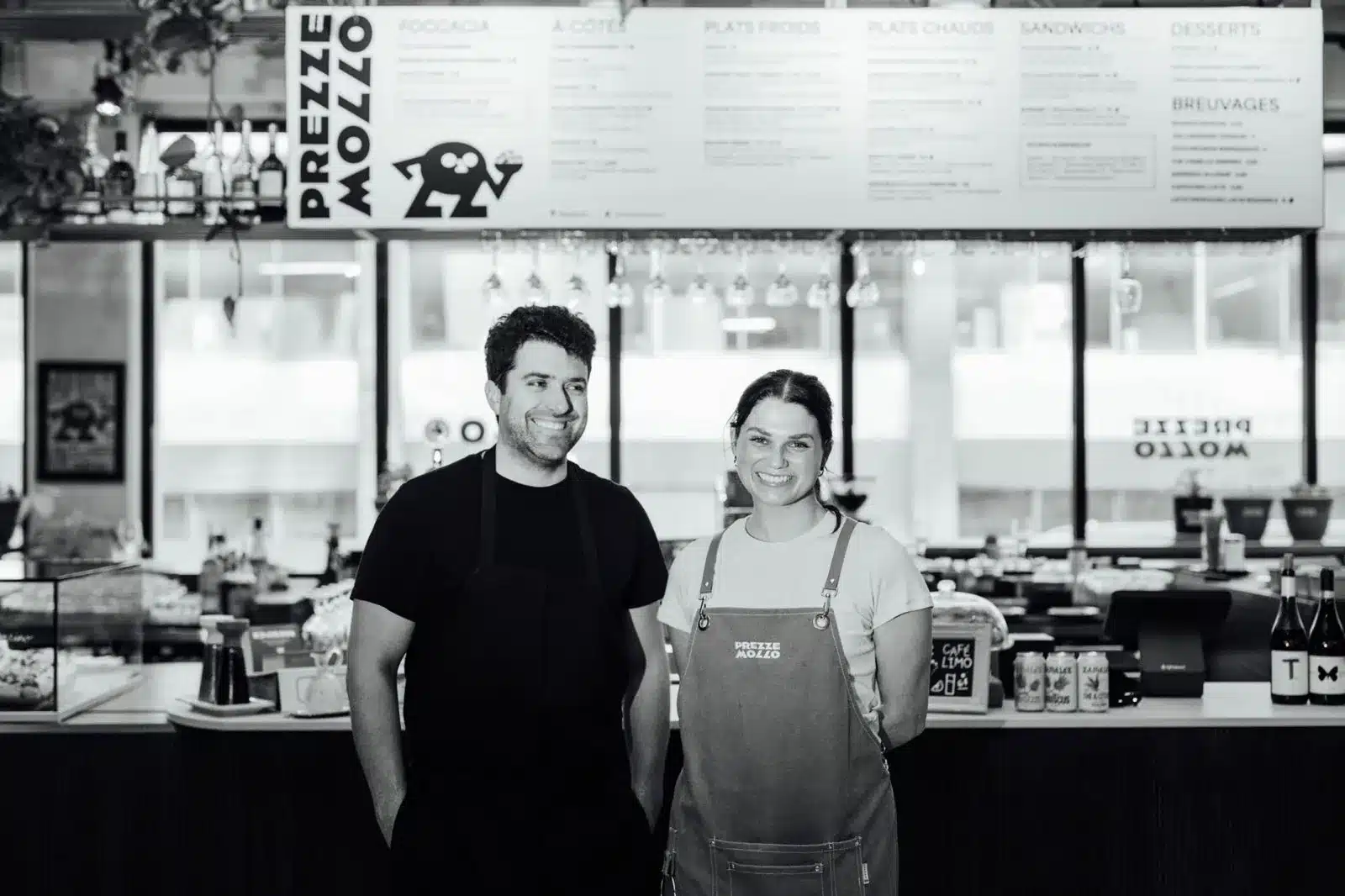 Catherine Caron et Julien Messier-Cousineau, propriétaires de Prezze Mollo, devant le comptoir du restaurant