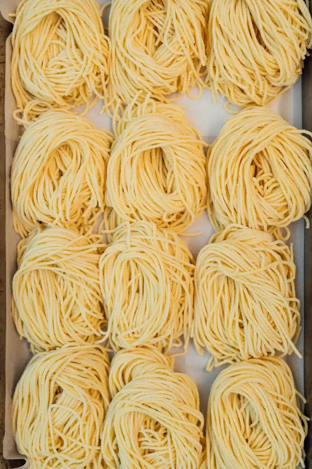 Nids de spaghetti frais prêts pour le service
