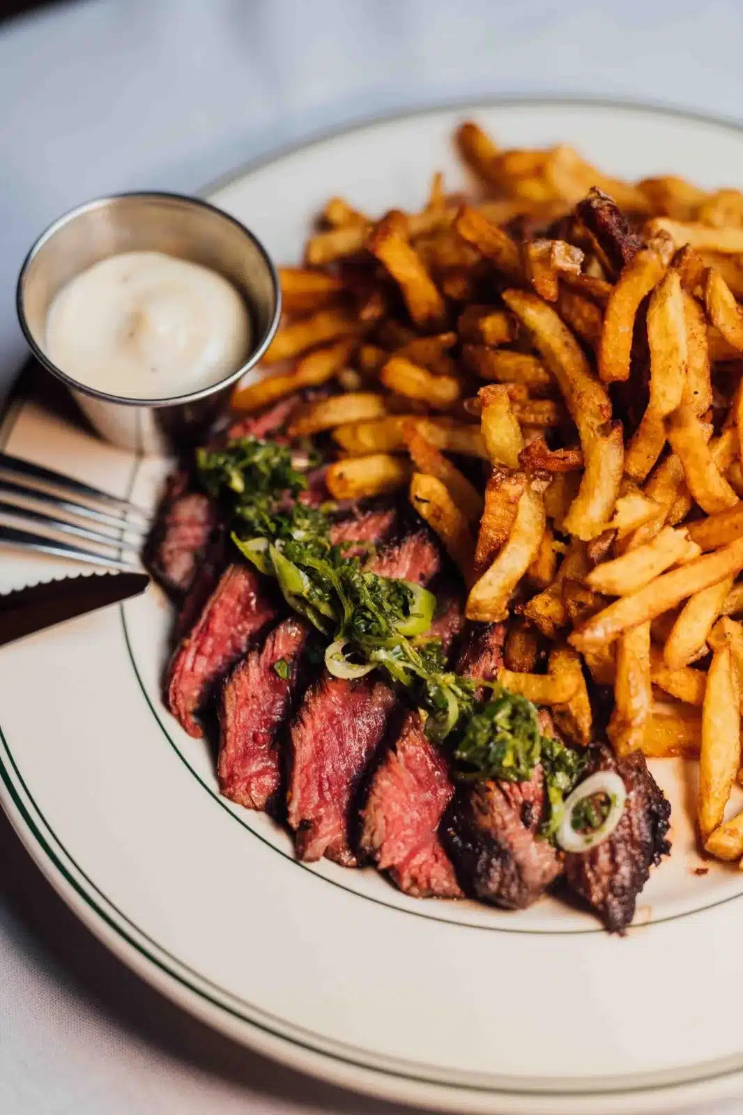 Onglet, chimichurri et frites du menu du soir