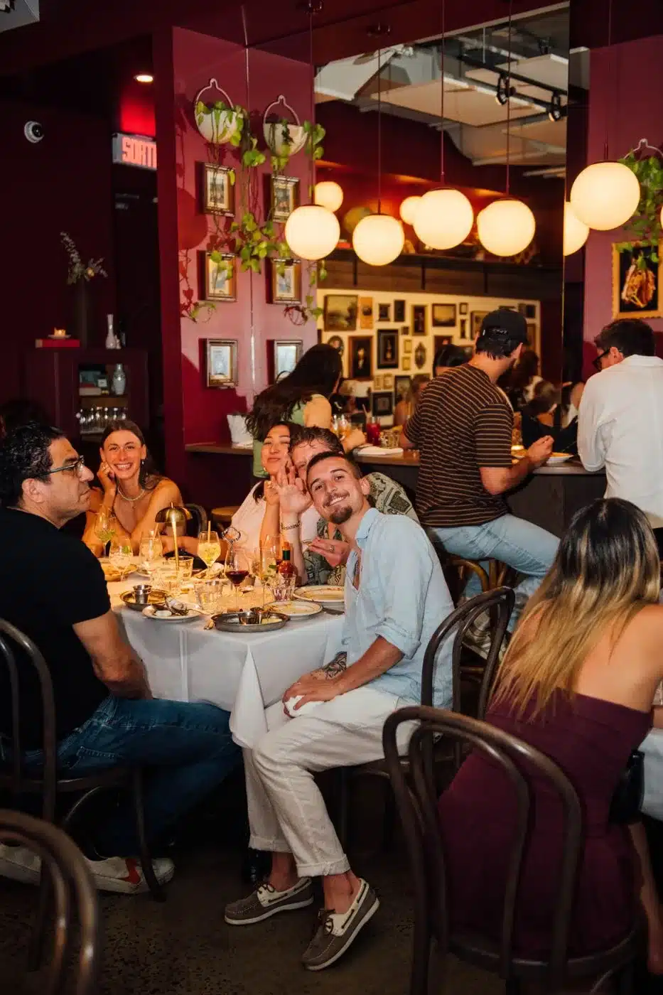 Groupe attablé dans la salle à manger du restaurant Prezze Mollo, Mile End, Montréal