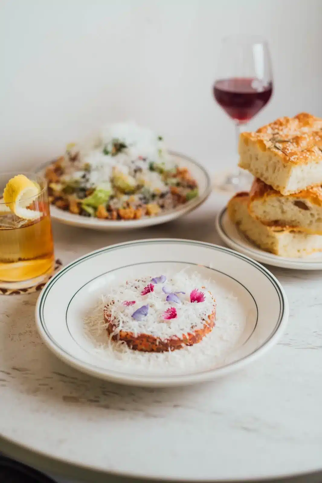 Tartare de bœuf, salade César, focaccia maison et cocktail